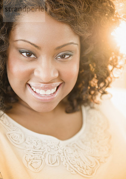 Lächelnd Afroamerikanerfrau