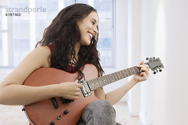 Frau  mischen  Gitarre  Mixed  spielen