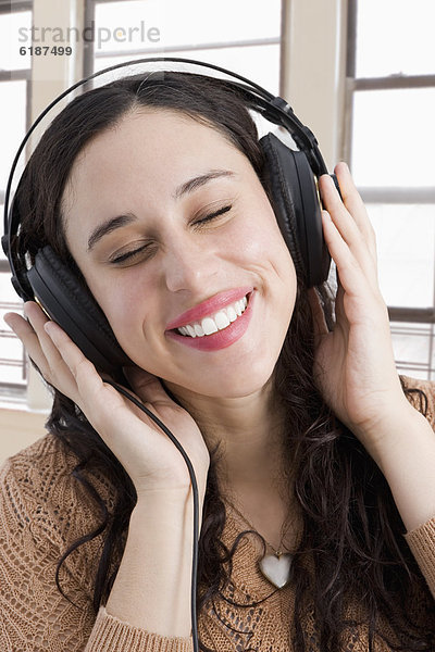 Frau  zuhören  Kopfhörer  mischen  Mixed