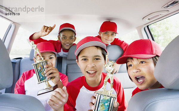 Junge - Person  Auto  halten  Baseball  Pokal  Kleidung  multikulturell