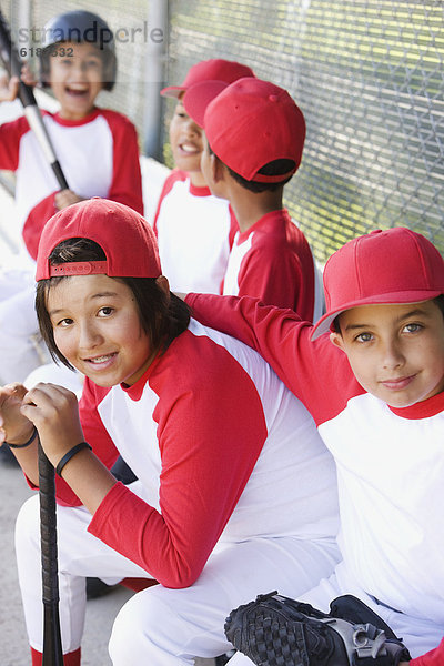 Junge - Person  Baseball  multikulturell