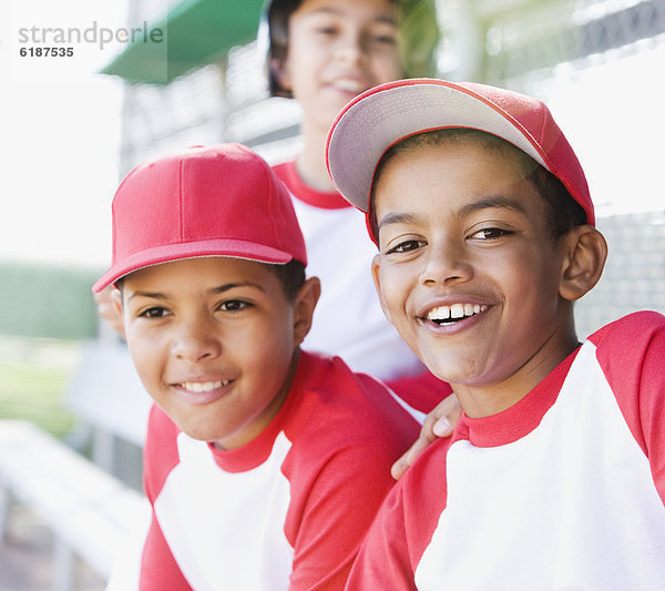 lächeln  Junge - Person  Baseball  multikulturell