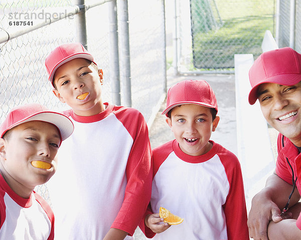 Orange Orangen Apfelsine Apfelsinen Junge - Person Baseball multikulturell essen essend isst