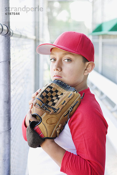 Junge - Person  Hispanier  halten  Handschuh  Baseball