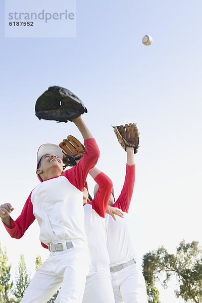 Junge - Person fangen springen Baseball multikulturell