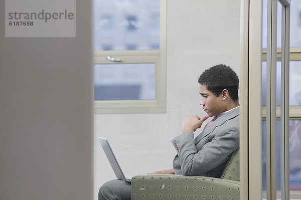 Notebook  Geschäftsmann  arbeiten  mischen  Büro  Mixed