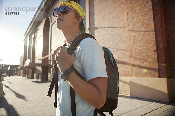 Rucksack  Europäer  Mann  Kleidung  Sonnenbrille