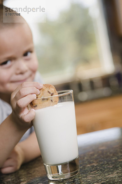 Junge - Person  Hispanier  Keks  dunking  Milch