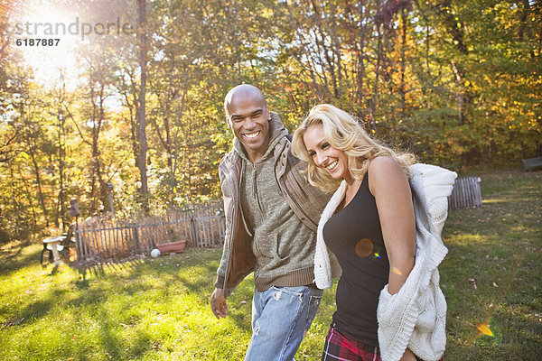 Paar im Herbst im Park zu Fuß