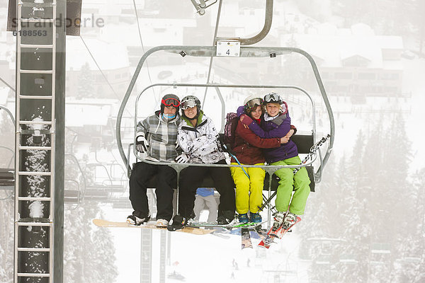 Freundschaft  heben  fahren  Ski