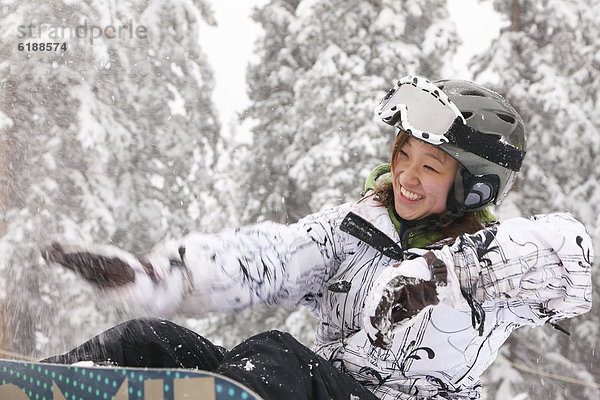 fallen  fallend  fällt  Snowboardfahrer  chinesisch