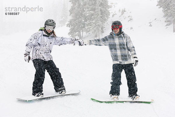 Snowboardfahrer  halten  Ski  Hang