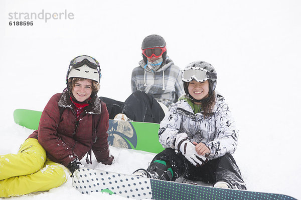 sitzend  Snowboardfahrer  Schnee