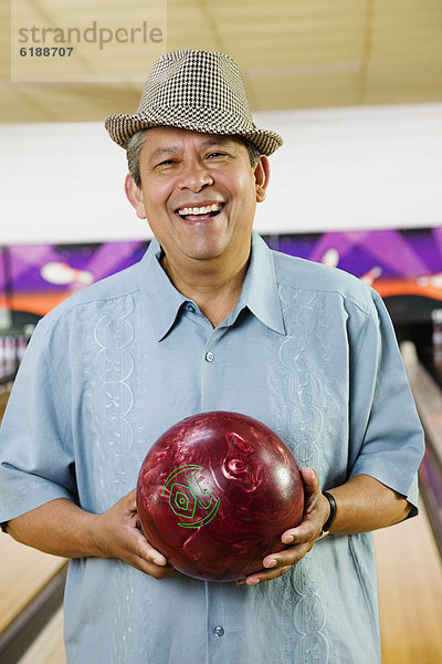 Mann  Hispanier  halten  Ball Spielzeug  Bowling