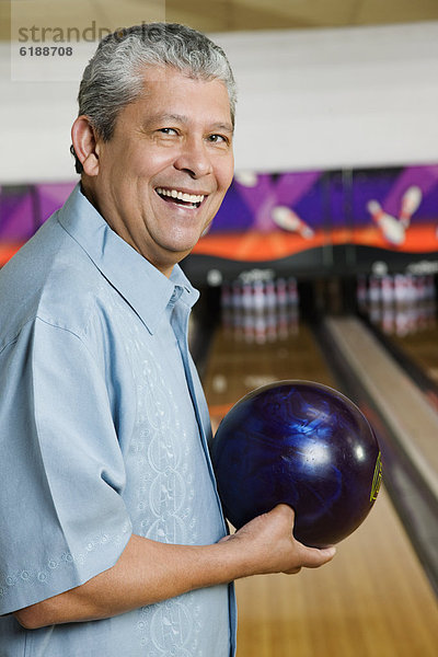 Mann  Hispanier  halten  Ball Spielzeug  Bowling