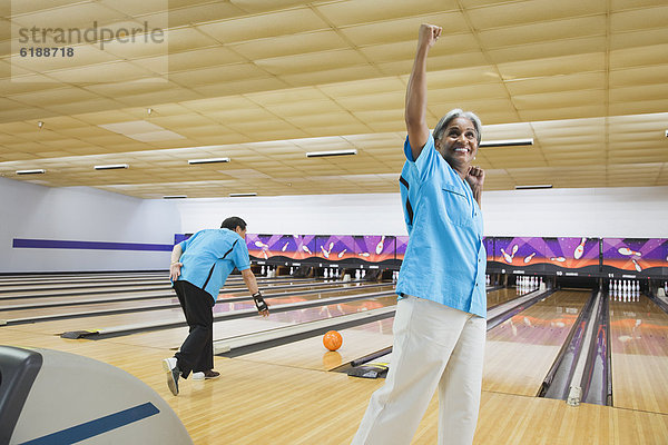 Frau  jubeln  Gasse  Bowling