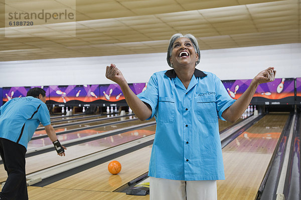 Frau  jubeln  Gasse  Bowling