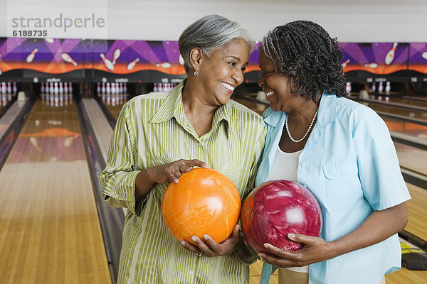 Frau  halten  Gasse  Bowling