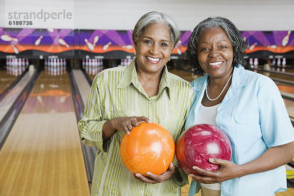 Frau  halten  Gasse  Bowling