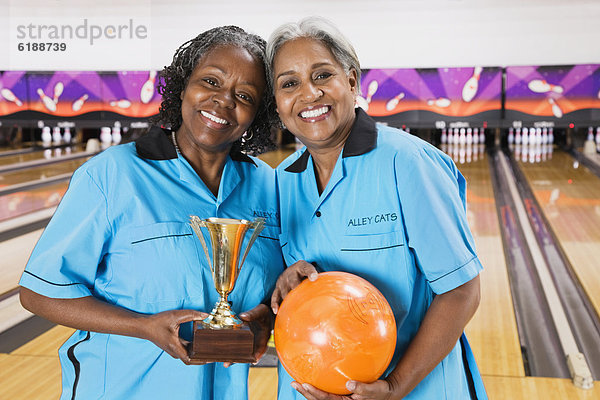 Frau  halten  Gasse  Ball Spielzeug  Bowling  Pokal