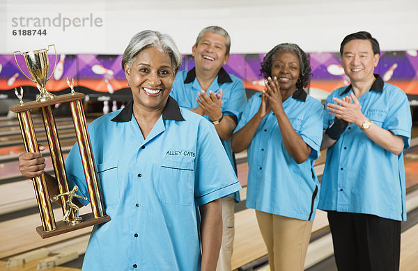 Teamwork  Frau  halten  Bowling  Pokal