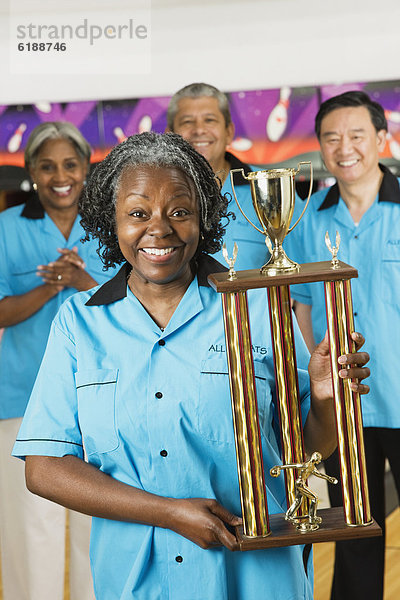 Frau  halten  Bowling  Pokal