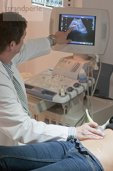 Frau  geben  Arzt  Untersuchung  Ultraschalluntersuchung