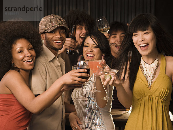 Freundschaft  Nachtklub  trinken  multikulturell