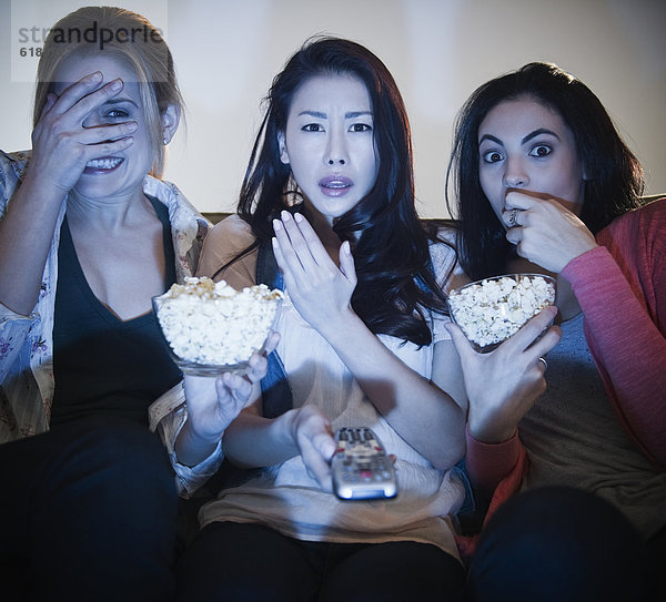 Freundschaft  sehen  Fernsehen  essen  essend  isst  Popcorn
