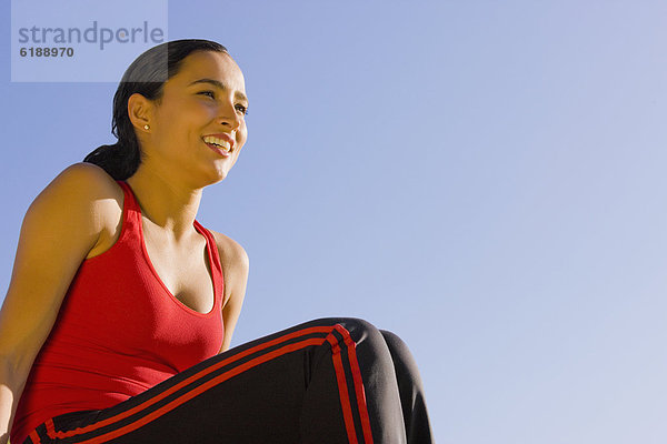 Außenaufnahme  Frau  Hispanier  Sportkleidung  freie Natur