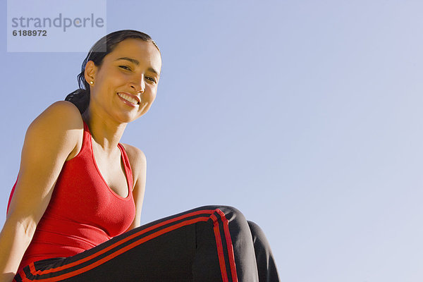 Außenaufnahme  Frau  Hispanier  Sportkleidung  freie Natur