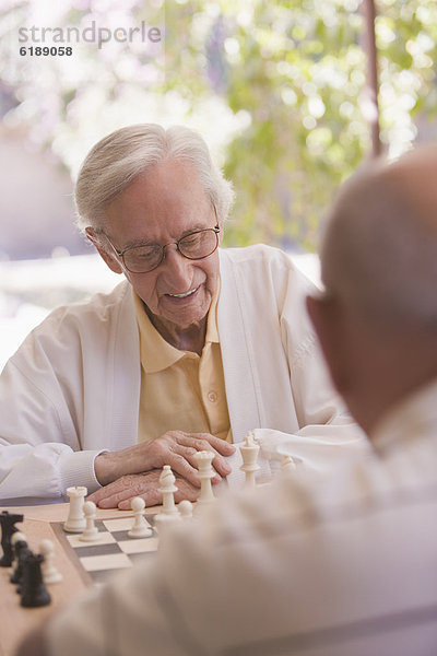 Außenaufnahme  Senior  Senioren  Mann  Schach  freie Natur  spielen