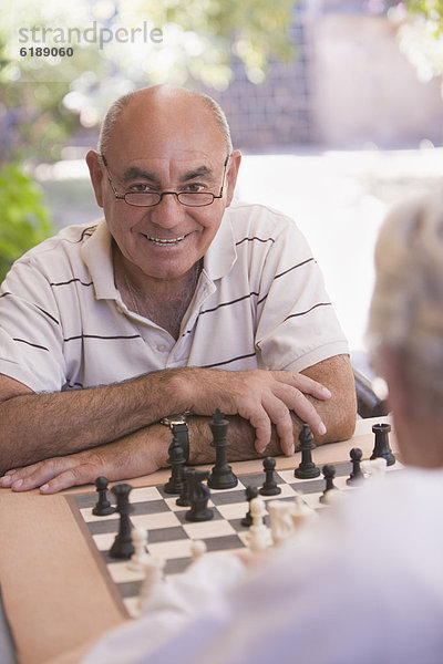 Außenaufnahme  Senior  Senioren  Mann  Schach  freie Natur  spielen