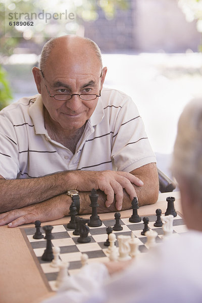 Außenaufnahme  Senior  Senioren  Mann  Schach  freie Natur  spielen