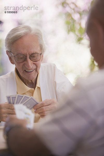 Außenaufnahme  Senior  Senioren  Mann  Karte  freie Natur  spielen