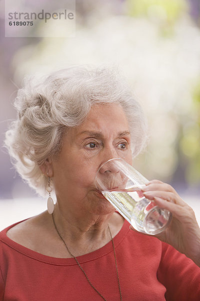 Senior  Senioren  Wasser  Frau  trinken  Chillipulver  Chilli
