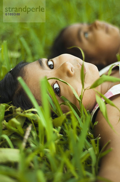 liegend  liegen  liegt  liegendes  liegender  liegende  daliegen  Indianer  Gras  Mädchen