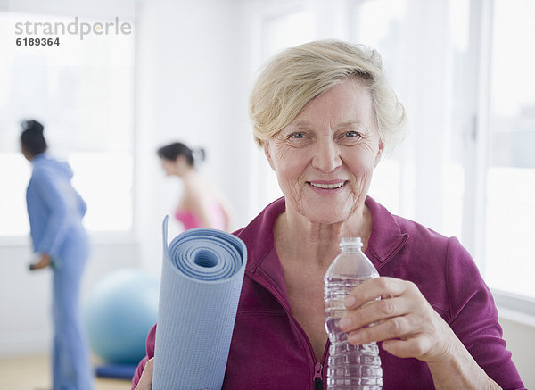 Wasser  Europäer  Frau  trinken  Yoga  Matte