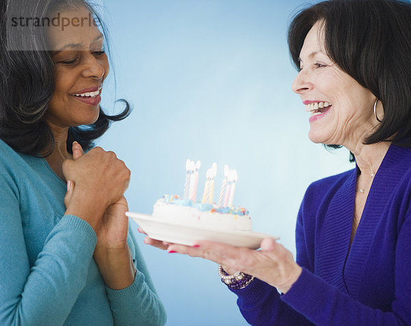 Frau  Überraschung  Geburtstag  Kuchen  Freund