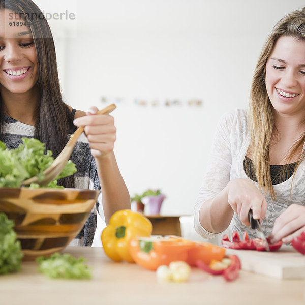 Zusammenhalt  Jugendlicher  Vorbereitung  Salat  Mädchen