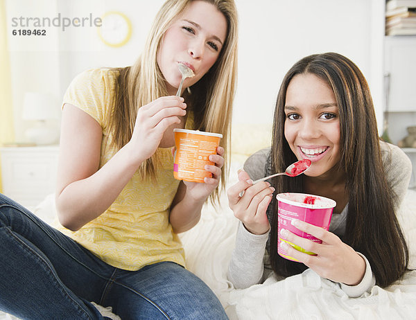 Zusammenhalt  Jugendlicher  Eis  Mädchen  essen  essend  isst  Sahne