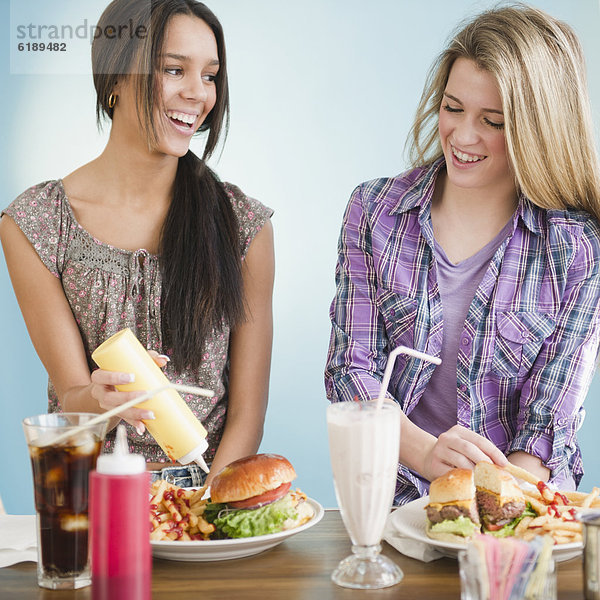 Jugendlicher  französisch  Mädchen  Braten  essen  essend  isst  Hamburger