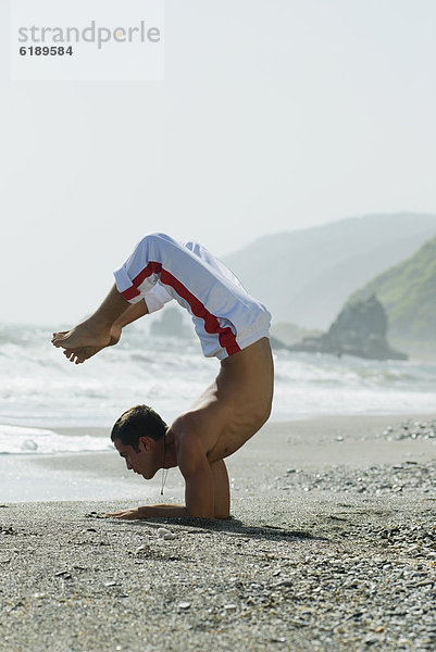 Mann  Strand  Hispanier  Yoga