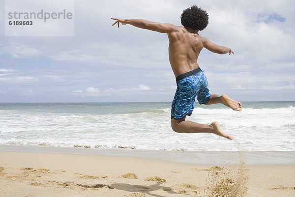 Mann  In der Luft schwebend  Strand  springen