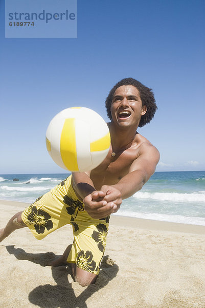 Mann  Strand  Volleyball  spielen