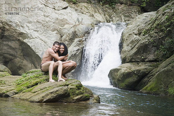 nahe  Wasserfall  schwimmen