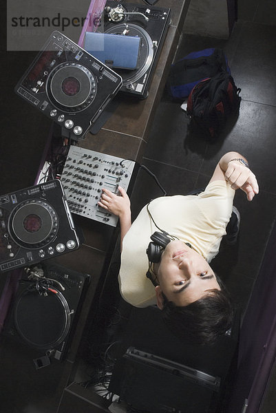 Hispanier  zeigen  Nachtklub  DJ