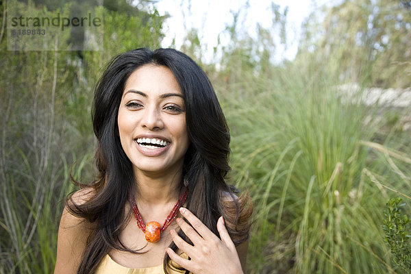 Außenaufnahme  stehend  Frau  lachen  Indianer  freie Natur