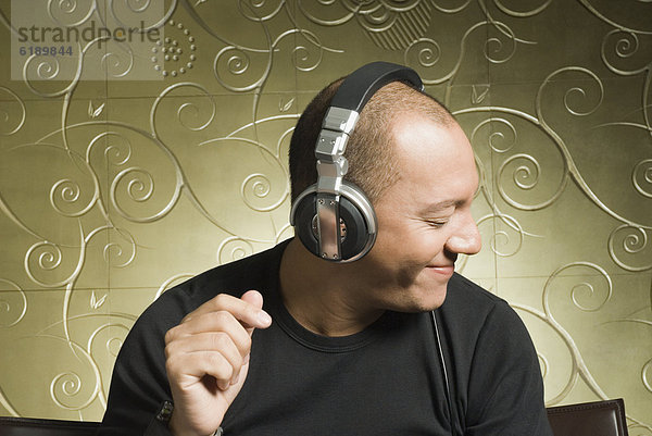 Mann  zuhören  Kopfhörer  Hispanier