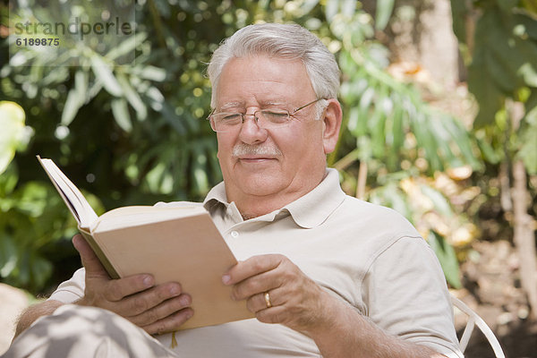 Senior Senioren Mann Buch Chillipulver Chilli Taschenbuch vorlesen